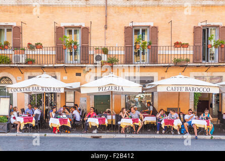 Observer les gens et les touristes à manger dans le barocco Caffe' Piazza Navona Rome Italie Roma Lazio Italie Europe de l'UE Banque D'Images