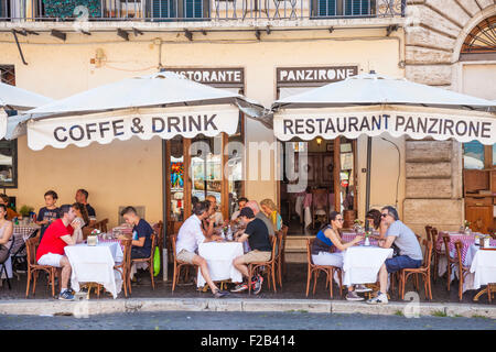 Les touristes à regarder les gens en Panzirone Restaurant la Piazza Navona Rome Italie Roma Lazio Italie Europe de l'UE Banque D'Images