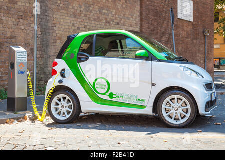 Voiture électrique ev charge Smart fortwo entraînement électrique voiture électrique branchée à un point de charge de voiture électrique à Rome Roma Lazio Italie Europe Banque D'Images