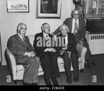 Portrait de quatre célèbres physiciens nucléaires. L-R : Niels Bohr ; James Franck ; Albert Einstein ; et Isidor Rabi. Tous ont été lauréats du Prix Nobel ainsi que des réfugiés d'Europe entre 1933-43. - BSLOC  2015 (1 69) Banque D'Images