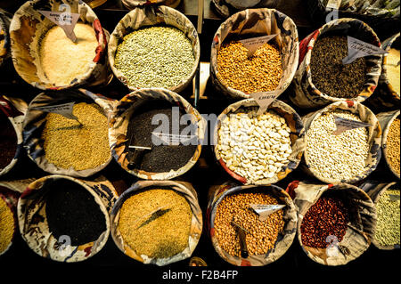 Marché de San Antón en grain- granos en el Mercado de San Antón Banque D'Images