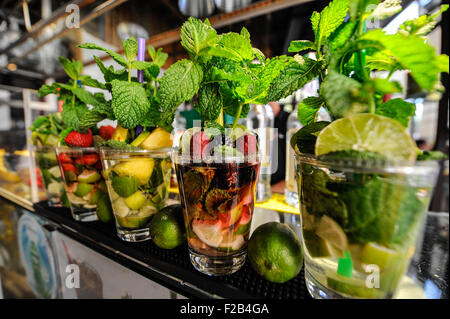 Le Mojito dans Market-Mojitos San Miguel en el Mercado de San Miguel Banque D'Images