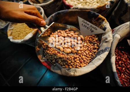 Pinto bean dans Marché de San Antón- Alubia pinta en el Mercado de San Antón Banque D'Images