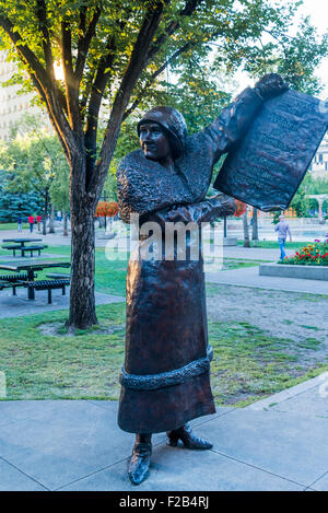 Nellie McLung, la célèbre statue de cinq alias le 'Les femmes sont des personnes' monument sculpté par Barbara Paterson. Calgary, Alberta, Canada Banque D'Images