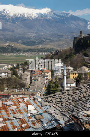 La recherche à travers la ville de Gjirokastra vers le château, avec le Lunxheria montagnes en arrière-plan, le sud de l'Albanie. Banque D'Images
