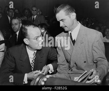 Howard Hughes (à droite), avant de témoigner à l'Enquête sur la guerre du Sénat sous-comité. À gauche est son avocat, Thomas Black. En 1947, le comité dominé par les Républicains ont tenté de discréditer l'administration Roosevelt en étudiant avec les bénéficiaires de contrats du gouvernement en temps de guerre. - BSLOC  2015 (1 127) Banque D'Images