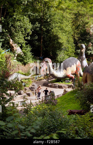 Les visiteurs du parc des dinosaures, Wookey Hole Wookey Hole, Somerset England UK Banque D'Images