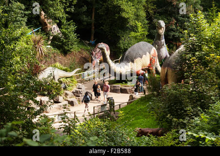 Les visiteurs du parc des dinosaures, Wookey Hole Wookey Hole, Somerset England UK Banque D'Images