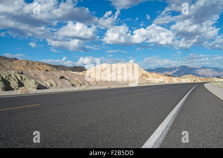 L'autoroute 190, Furnace Creek, la Death Valley, Californie Banque D'Images