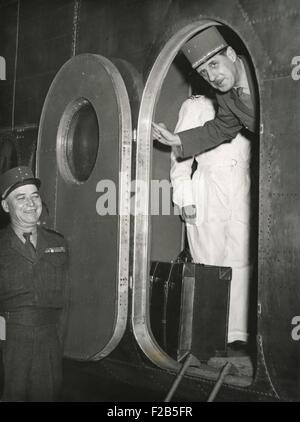 Le général De Gaulle part pour Washington à l'invitation du Président Truman, le 3 août 1945. Il dit adieu à partir de la quatre-moteur à l'avion Avro York fourni par le gouvernement britannique. - BSLOC  2014 (17 16) Banque D'Images