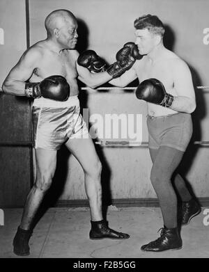 L'ancien champion poids lourd, Jack Johnson, à gauche, dans la lutte contre la pose avec Steve Dudos. 1945. Johnson a alors 68 ans et mourut l'année suivante. - BSLOC  2014 (17 143) Banque D'Images