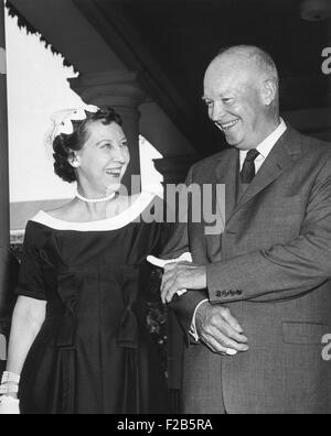 Le président Dwight Eisenhower, Mamie et la Première Dame. 30 août 1957. - BSLOC  2014 (16 83) Banque D'Images