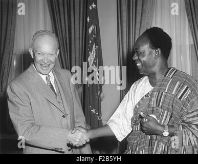 Le président Eisenhower avec Kwame Nkrumah, Président du Ghana. Nkrumah est vêtu d'un vêtement traditionnel fait de tissu Kente. Juillet Banque D'Images