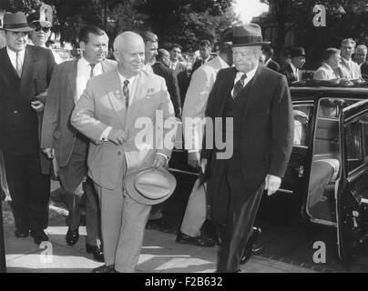 Le premier ministre Khrouchtchev et le président Eisenhower sur le dernier jour de sa visite américaine. À l'extrême gauche est Andrei Gromyko, ministre des Affaires étrangères de l'URSS. Le 27 septembre 1959. - BSLOC  2014 (16 154) Banque D'Images