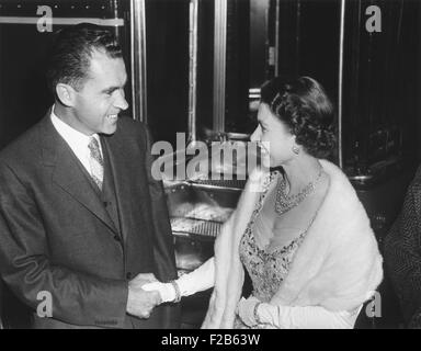 La reine Elizabeth II Vice-président Richard Nixon en secouant la main. À l'ambassade britannique à Washington au cours d'un dîner le couple royal a donné pour le président et Mme Eisenhower. Le 19 octobre 1957. - BSLOC  2014 (16 142) Banque D'Images