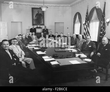 Cabinet du président Eisenhower, le 8 mai 1953. Assis, de gauche à droite : Henry Cabot Lodge, Ambassadeur DES NATIONS UNIES ; Douglas McKay, de l'Intérieur ; Sinclair Semaines, du Commerce ; le vice-président Richard Nixon ; Herbert Brownell, Procureur. Le général ; George Humphrey, Conseil du Trésor ; Oveta Culp Hobby, HEW, Sherman Adams, chef de cabinet ; pas de ID ; pas de ID ; Martin Durkin, du travail ; Arthur Summerfield, ministre des Postes ; John Foster Dulles, l'État ; le président Eisenhower ; Charles Wilson, La Défense ; Benson, de l'Agriculture ; Harold Stassen, administrateur de la sécurité mutuelle. - BSLOC  2014 (16 114) Banque D'Images