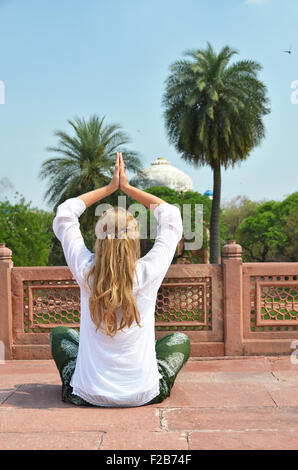 Jeune femme méditant dans la cour de la Tombe de Humayun. Delhi, Inde Banque D'Images