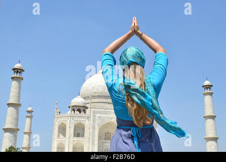 Jeune femme méditant atTaj Mahal. Agra, Inde Banque D'Images