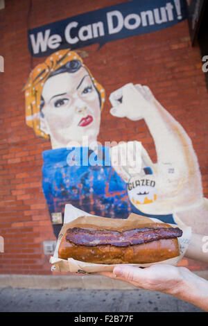 Infusé glacé & Bacon à l'érable Long John donut dans avant de la murale vitrée dans Wicker Park 2 août 2015 à Chicago, Illinois, USA. Banque D'Images