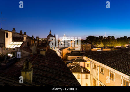 Rome, Italie - 4 août 2015 : Nuit Vue de Rome avec le dôme de la basilique Saint-Pierre au fond Banque D'Images