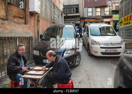 Jouant au backgammon dans une rue animée à Eminonu, Istanbul, Turquie. Banque D'Images