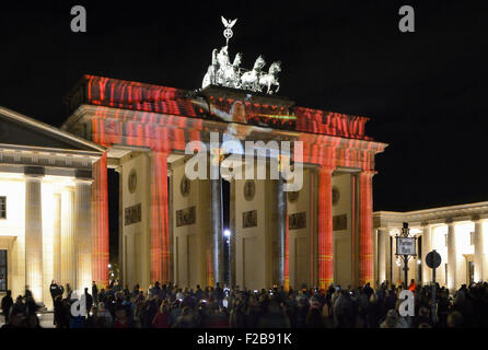 Lumineuse colorée Porte de Brandebourg au crépuscule pendant la Fête des Lumières, Mitte, Berlin, Berlin, Germany, Europe Banque D'Images