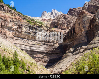 GEOPARC Bletterbach canyon, les couches de sédiments, strate, monter à l'arrière, Weisshorn, Aldein Tyrolia, Italie du sud Banque D'Images