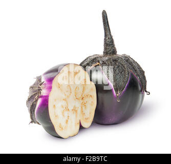 Ensemble et la moitié d'aubergine ronde isolé sur fond blanc Banque D'Images