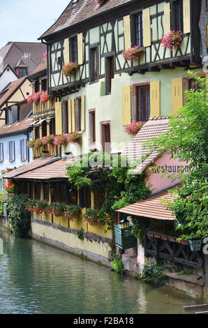 Colmar, Petit Canal de Venise, l'eau et les maisons colorées. Alsace, France Banque D'Images