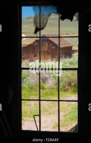 Une vue par la fenêtre d'une maison abandonnée dans le Bodie State Historic Park, Californie une véritable ville fantôme d'extraction de l'or. Banque D'Images