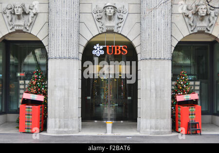 ZURICH, SUISSE - 29 décembre 2013 : UBS AG est une société mondiale de services financiers, dont le siège est à Bâle et Zurich Banque D'Images