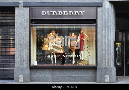 ZURICH, SUISSE - 29 décembre 2013 - boutique Burberry, une maison de mode de luxe britannique, la distribution de l'habillement et de la mode acces Banque D'Images