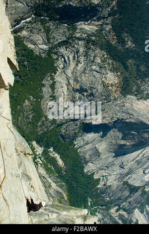 Rock climber climbing a rock, demi-dôme, vallée de Yosemite, Yosemite National Park, California, USA Banque D'Images