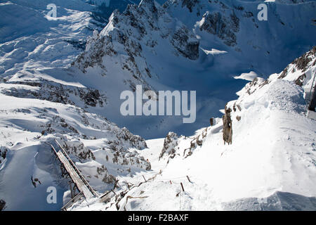 Les skieurs hors-piste en dessous de la route de Trittkopf Stuben ci-dessus du sommet du Valluga au dessus de St Anton Arlberg Autriche Banque D'Images