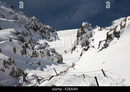 Les skieurs hors-piste en dessous de la route de Trittkopf Stuben ci-dessus du sommet du Valluga au dessus de St Anton Arlberg Autriche Banque D'Images