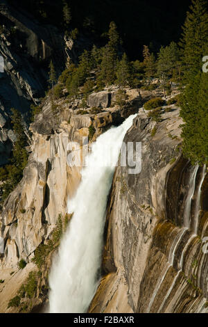 Eau provenant des roches dans une vallée, Nevada Fall, demi-dôme, vallée de Yosemite, Yosemite National Park, California, USA Banque D'Images