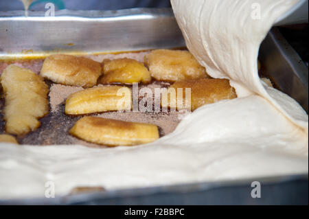 Préparation d'un gâteau banane brésilienne typique Banque D'Images