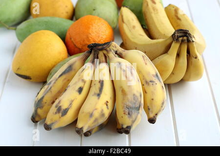 Les bananes de sucre ou également connu sous le nom de Ducasse avec bananes mangues , sumo mandarin et de goyave Banque D'Images