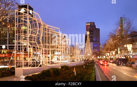 Berlin. Kaiser-Wilhelm-Gedächtniskirche et Tauentzienstrasse au moment de Noël avec fairy lights. Banque D'Images