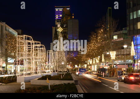 Berlin. Kaiser-Wilhelm-Gedächtniskirche et Tauentzienstrasse au moment de Noël avec fairy lights. Banque D'Images