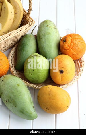 Sélection de fruits tropicaux sur planche de bois blanc Banque D'Images