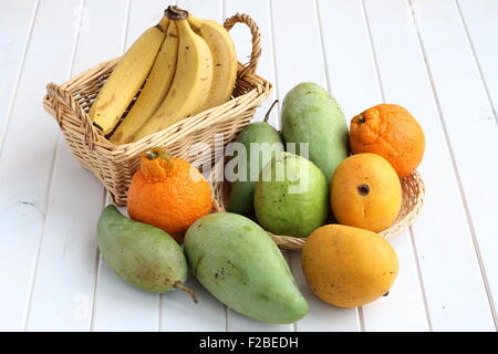 Sélection de fruits tropicaux sur planche de bois blanc Banque D'Images