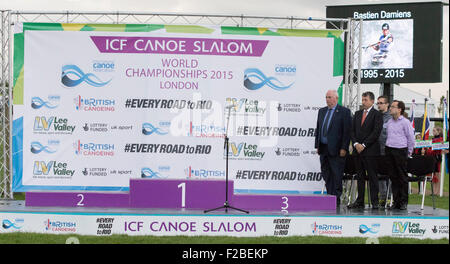 Lea Valley, London, UK. 15 Sep, 2015. Championnat du monde de slalom en canoë. Cérémonie d'ouverture.La cérémonie d'ouverture se souvient de l'athlète français Bastien Damiens, décédé le 6 septembre 2015 avec une minute de silence. Credit : Action Plus Sport/Alamy Live News Banque D'Images