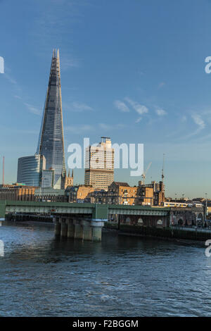 Southwark Bridge à Londres avec le gars d'échardes et l'Hôpital La cathédrale de Southwark derrière elle et la Tamise à l'avant-plan Banque D'Images