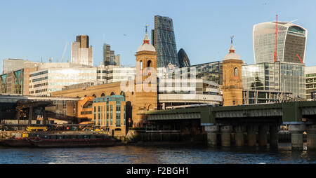 La baie de chargement à côté de Blackfriars Railway Bridge sur la Tamise près de la ville de Londres Banque D'Images