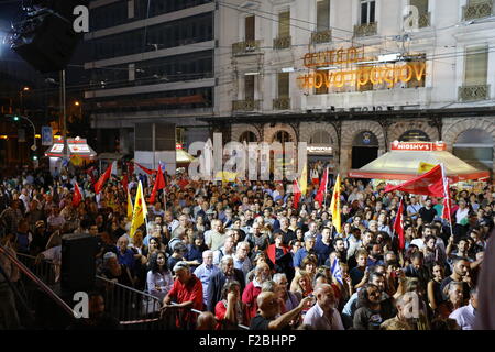 Athènes, Grèce. 15 septembre 2015. Des centaines de supports assister aux dernières élections de l'Unité Populaire rallye. Le Président du Parlement hellénique, Zoe Konstantopoulou, était le principal orateur à la dernière réunion électorale de l'unité populaire, l'aile gauche du split-off de SYRIZA, l'ancien SC principal parti du gouvernement. Crédit : Michael Debets/Alamy Live News Banque D'Images