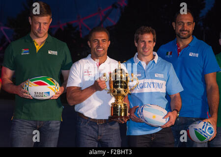 Londres, Royaume-Uni. 15 septembre 2015. (L-R) Bob Skinstad (Afrique du Sud), Jason Robinson (Angleterre), Gonzalo Camacho (Argentine) et Marco Bortolami (Italie) lors du lancement de la Coupe du Monde de Rugby 2015 comme l'événement prend la Coca-Cola London Eye. Le tournoi a accueilli six semaines en Angleterre et de Cardiff entre le 18 septembre et le 31 octobre avec 20 équipes en lice pour remporter la prestigieuse coupe Webb Ellis qui a été sur un trophée Tour autour de l'UK pour 100 jours. Credit : Elsie Kibue / Alamy Live News Banque D'Images