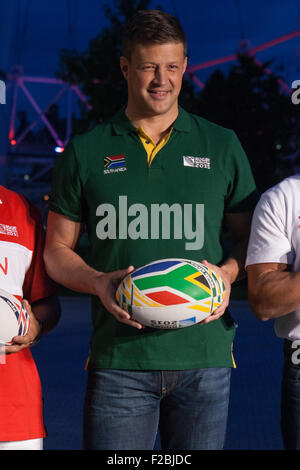 Londres, Royaume-Uni. 15 septembre 2015. Bob Skinstad (Afrique du Sud) lors du lancement de la Coupe du Monde de Rugby 2015 comme l'événement prend la Coca-Cola London Eye. Le tournoi a accueilli six semaines en Angleterre et de Cardiff entre le 18 septembre et le 31 octobre avec 20 équipes en lice pour remporter la prestigieuse coupe Webb Ellis qui a été sur un trophée Tour autour de l'UK pour 100 jours. Credit : Elsie Kibue / Alamy Live News Banque D'Images