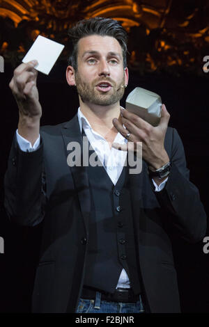 Jamie Raven, Britain's Got Talent, joue sur la scène. Appuyez sur Aperçu du nouveau spectacle de magie Les illusionnistes au Café de Paris, Londres. Le spectacle de magie de tournée est ouvert au London's Shaftesbury Theatre le 14 novembre 2015. Banque D'Images