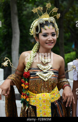 Une femme indonésienne habillés en costume traditionnel. Banque D'Images